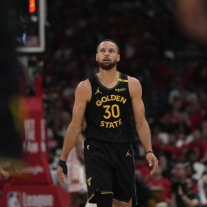 库里谈73胜丢冠：骑勇都应该感激有争冠机会 这是一次很好的教训