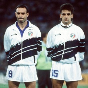 老照片回顾意大利球星斯基拉奇与巴乔世界杯风采|国家队_新浪体育_新浪新闻